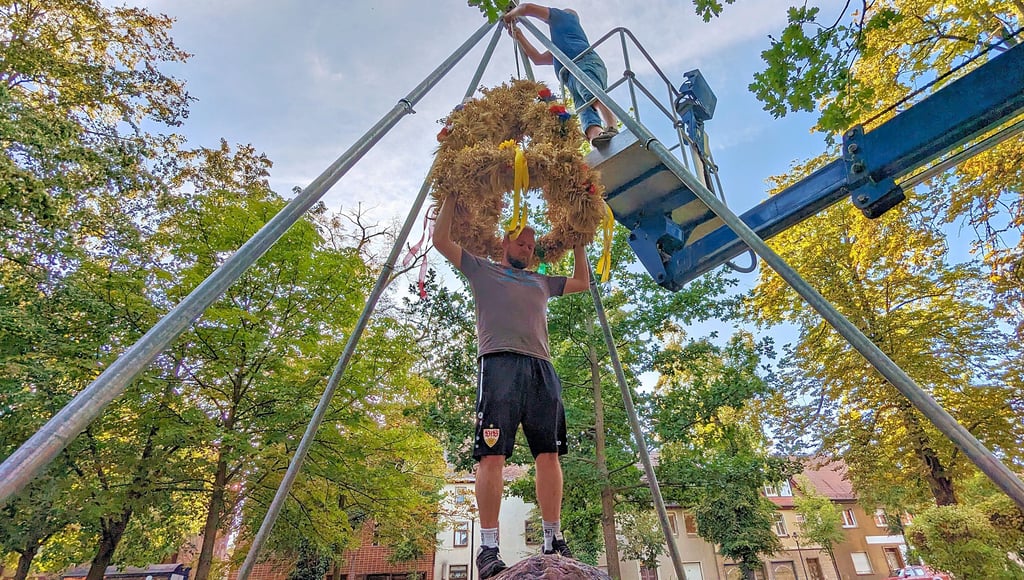 Für eine Person zu groß: Karsten Schöppe stand auf dem ausgeschalteten Springbrunnen und stützte die Krone, bis sie montiert war.