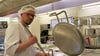Küchenleiter und Koch Andreas Wagner plant die Menüs und leitet die Mitarbeiter mit Behinderung in der Großküche an. Er ist seit sieben Jahren Teil des Teams.