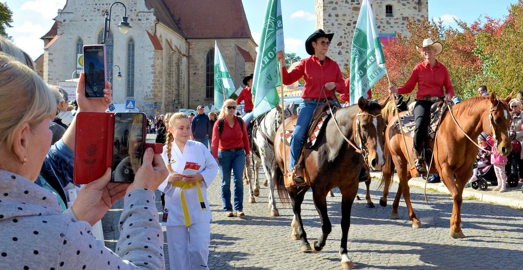 Der große Festumzug beim Zerbster Bollenmarkt - wie hier bei der 30. Auflage 2022 - zog stets zahlreiche Besucher an.