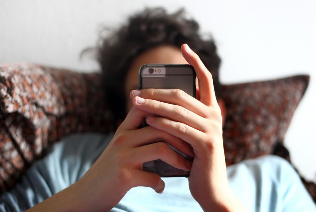 Manche Jugendliche setzen bei riskanten Social-Media-Challenges für Likes und Anerkennung ihr Leben aufs Spiel. Experten geben Eltern Tipps.