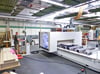 In der Vorfertigung der Simon Möbel GmbH in Quedlinburg wird in zwei Schichten gearbeitet. Hier werden auch an computergesteuerten Maschinen – im Foto Kevin Knörl an einer CNC-Maschine – Einzelteile für Möbel für den gewerblichen Bereich gefertigt. 