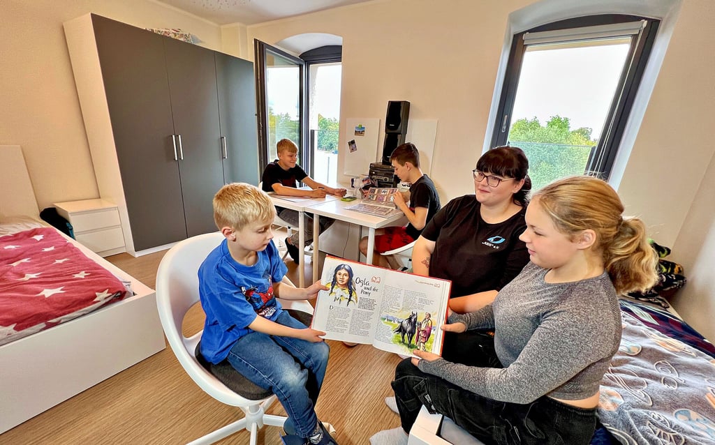 Jonas (von links) Jason, Joshua, Teamleiterin Juliane Knauf und Lena fühlen sich in den Räumen in Alsleben wohl.