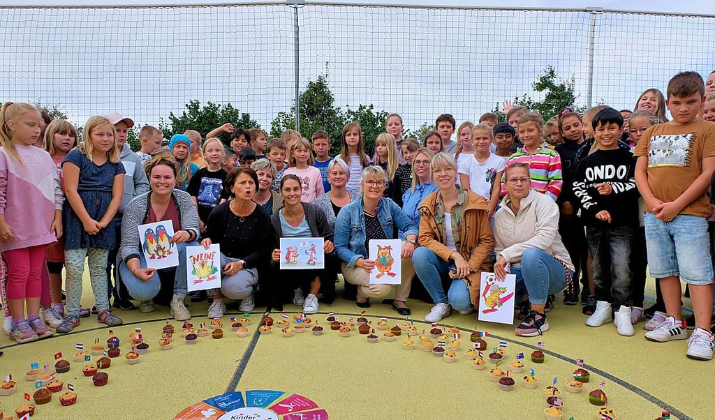 Vor dem Sturm auf die selbstgebackenen Muffins hocken sich die Lehrkräfte noch schnell für ein Gruppenfoto hin.