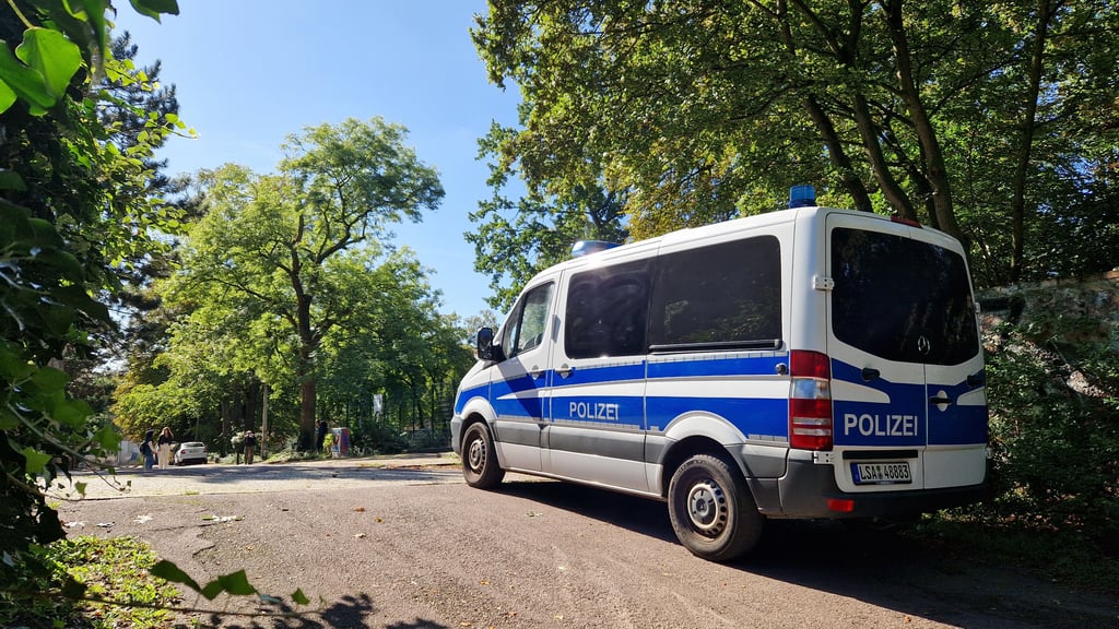 Rund um Schulen in Halle sind mittlerweile Polizeiwagen postiert.