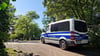 Rund um Schulen in Halle sind mittlerweile Polizeiwagen postiert.