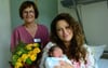 Hebamme Inga Marsch freut sich mit Mama Alexandra Köhler und Baby Tessa.