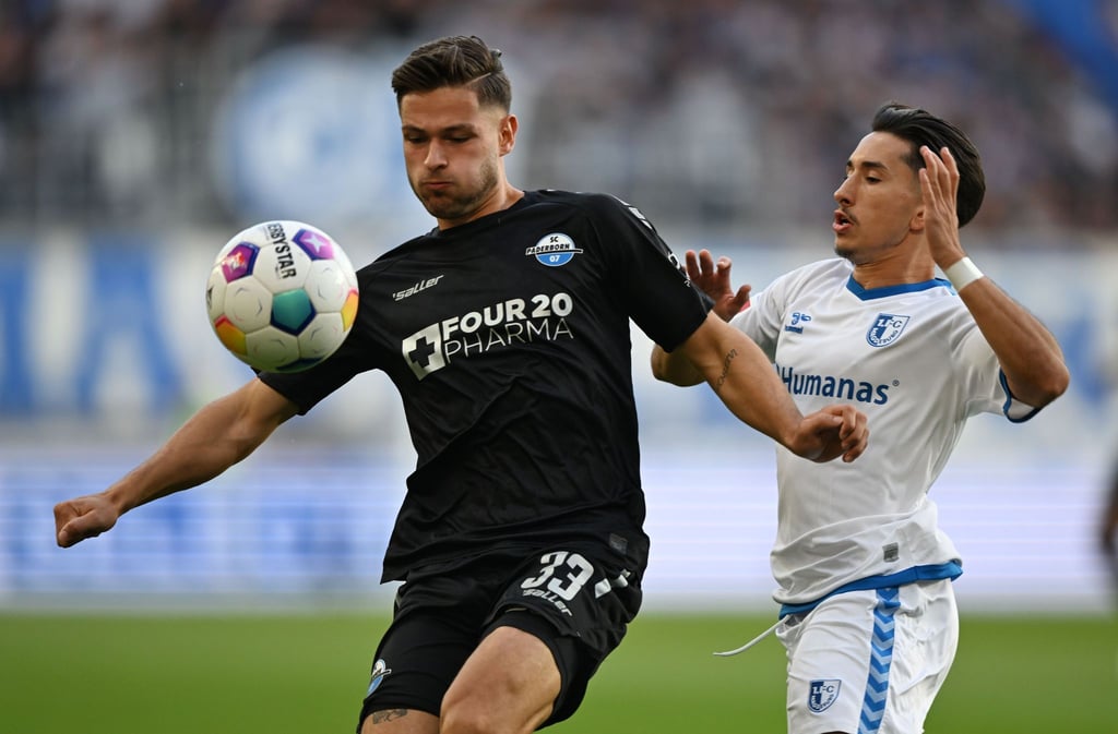 Paderborns Marcel Hoffmeier (l) im Zweikampf mit dem Magdeburger Jason Ceka.