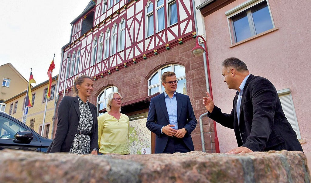 Staatssekretär Sven Haller (2. v. r.) traf sich mit Bürgermeister Andreas Koch, Kämmerin Marika Vondran (l.) und Bauamtschefin Carina Senft.