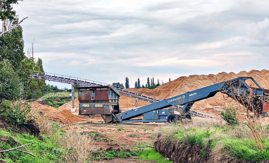 Der Betreiber der Kiesgrube im Lützener Ortsteil Nellschütz, die Firma Harbauer Kies und Grundstücke, hat kürzlich ein neues Förderband gebaut. Das Genehmigungsverfahren läuft noch, was in der Stadt für Verwirrung und schwere Vorwürfe sorgte. Jetzt äußert sich das zuständige Landesamt.
