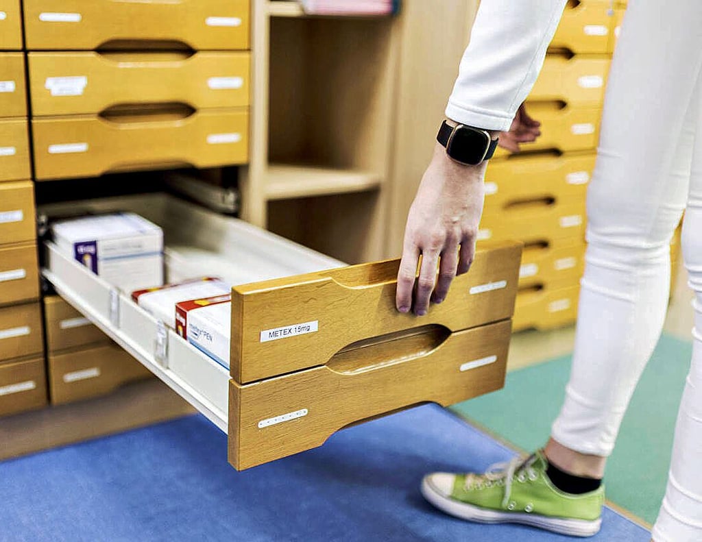 Für viele Apotheker ist der Blick in die Arzneischränke derzeit ein sehr trüber, denn vielerorts sind wichtige Medikamente nicht verfügbar.IMAGO/photothek