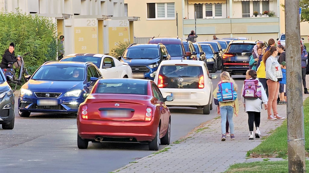 Chaos am Morgen: Die Elterntaxis fahren an der Grundschule Pfeilergraben in Aschersleben vor.