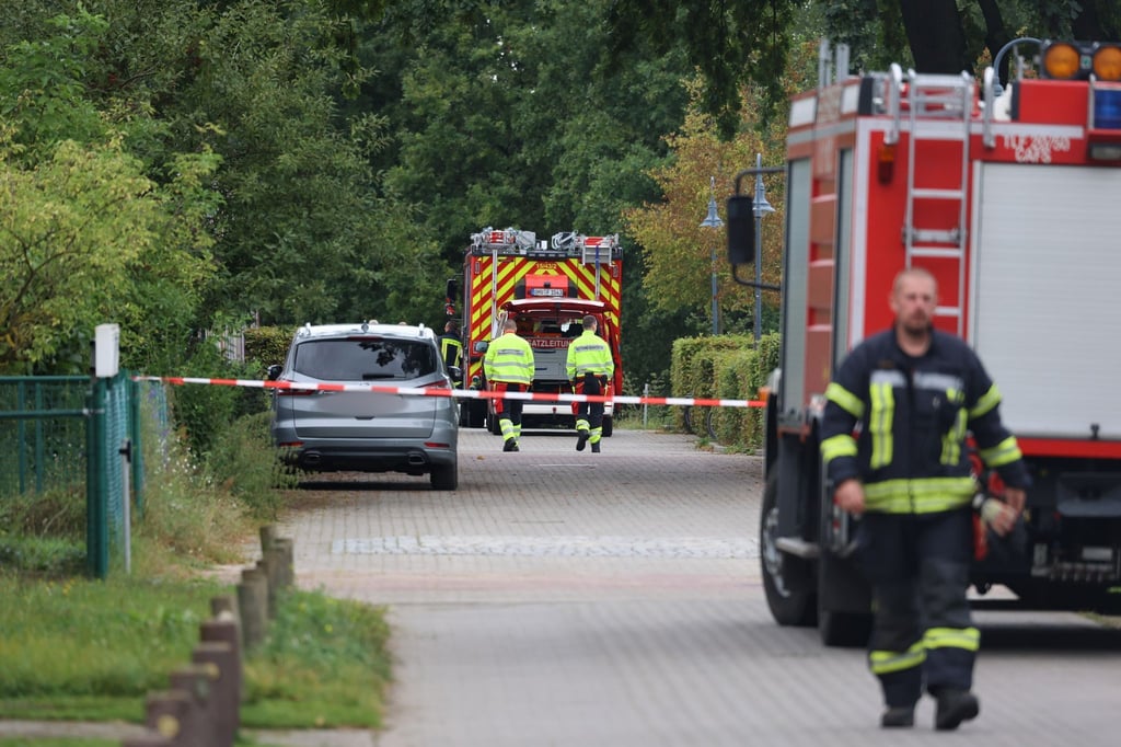 Einsatzkräfte sperren wegen einer mutmaßlichen Bombendrohung die Zufahrtswege zur Gesamtschule.