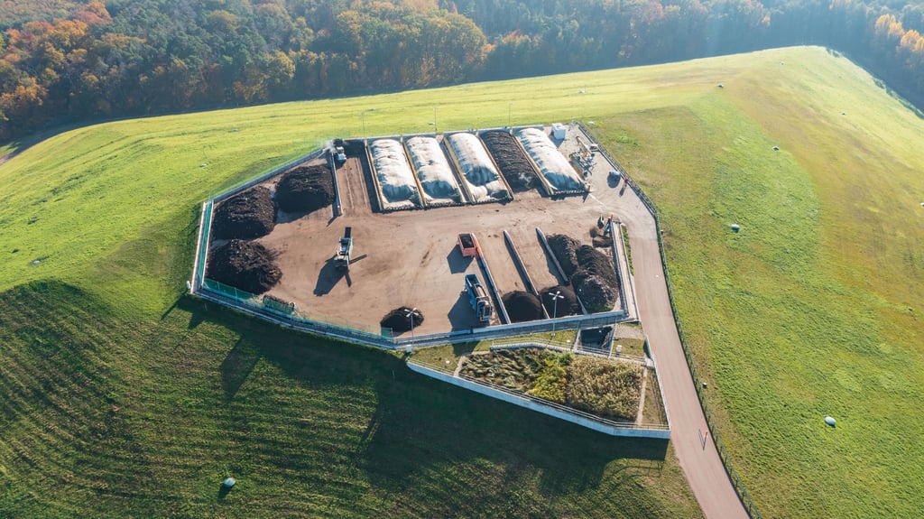 Blick auf den Scherbelberg samt Biovergärungsanlage. Verarbeitet wird hier zu Kompost unter anderem, was in der Biotonne anfällt.