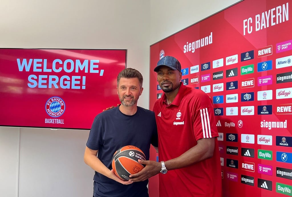 Bayern-Geschäftsführer Marko Pesic (l) stellt Serge Ibaka (r) als Neuzugang vor.