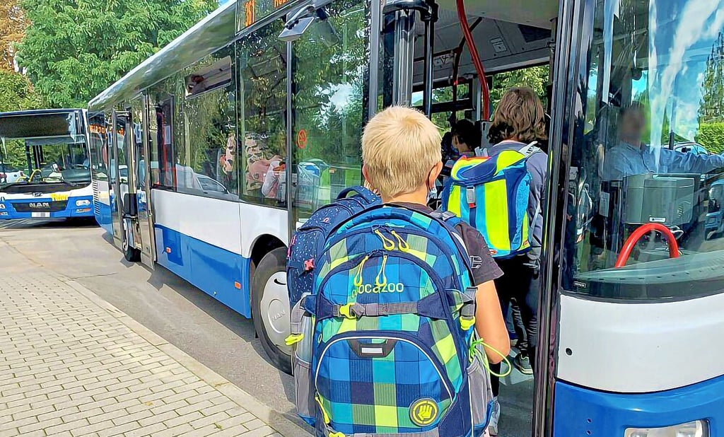 Noch sind immer noch nicht alle Schülertickets ausgegeben, weswegen die Kontrollen in den Schulbussen noch bis Montag, 25. September, ausgesetzt sind.