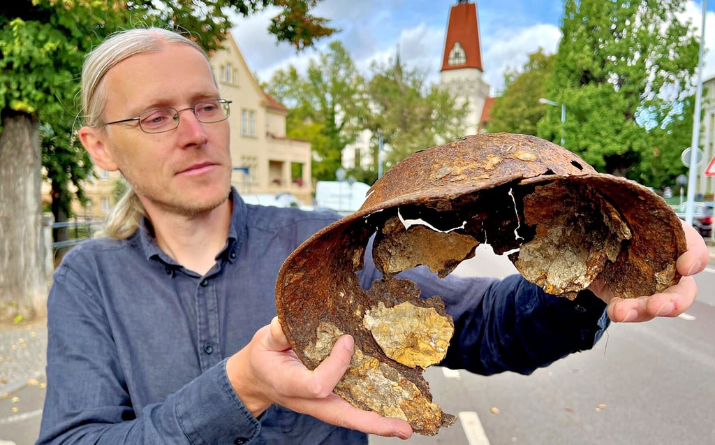 Martin Planert vom Landesamt für Archäologie und Denkmalpflege hat den gefundenen Stahlhelm aus dem Zweiten Weltkrieg sichergestellt.