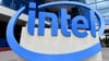 Das Logo des Chipherstellers Intel an der Zentrale des Unternehmens in Kalifornien.