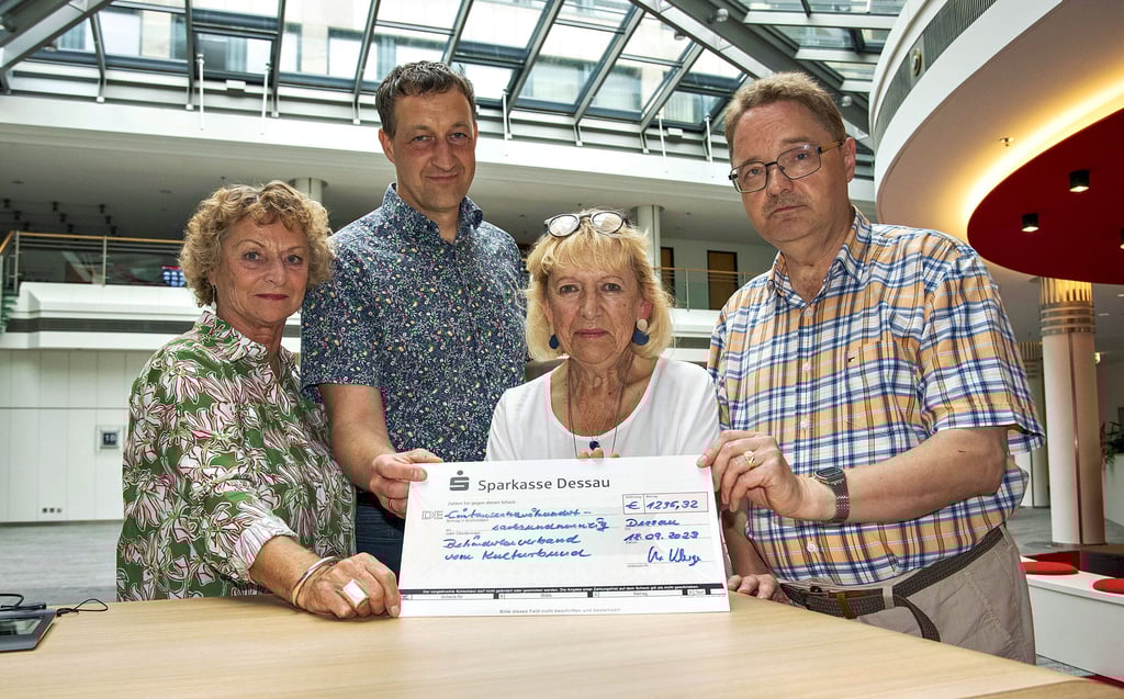Christian Kluge, Elke Arndt und Susanne Ralph übergeben das Guthaben des Kulturbundes an Tobias Nahlik (2.v.l.) vom Behindertenverband.