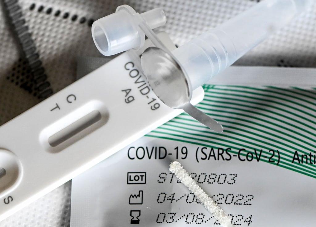 Ein Selbsttest für Covid-19 liegt auf mehreren FFP2-Masken.