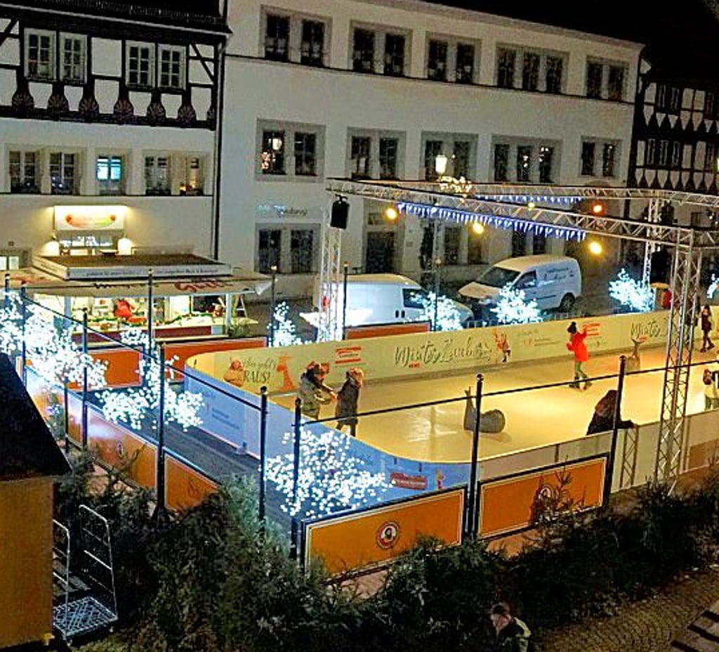 Blick auf die Schlittschuhbahn, insbesondere abends gab es ein stimmungsvolles Bild.