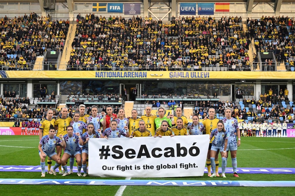 Die schwedische und die spanische Mannschaft setzten vor dem Spiel ein Zeichen gegen sexuelle Übergriffe.