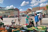 Obst, Gemüse, Fleisch- und Wurstwaren, Honig, dazu mehrere Imbisswagen – so sieht der Wochenmarkt in Köthen in der Regel aus.