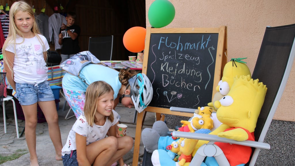 Am Sonntag, 24. September 2023, findet der 7. Biederitzer Haus- und Hofflohmarkt statt. 90 Anbieter sind dieses Mal dabei. Hier ein Schnappschuss vom Markt im Jahr 2019.