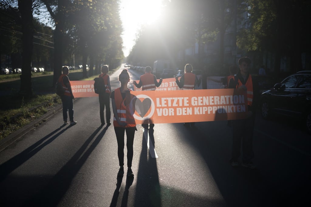 75 Unterstützer der Letzten Generation haben sich am Vormittag in Berlin an Straßenblockaden beteiligt.