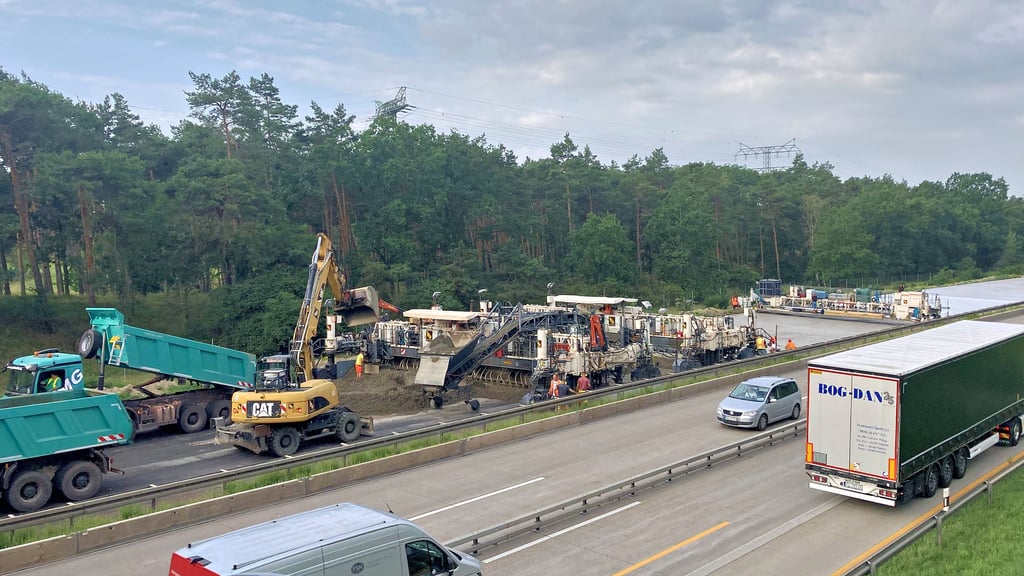 Blick auf die Fahrbahnsanierung, die auf der Autobahn 2 zwischen den Anschlussstellen Lostau und Burg-Ost in Fahrtrichtung Berlin umgesetzt wird.