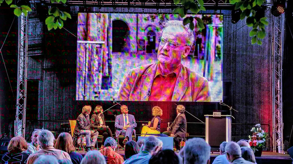 Zu einem Friedensfest anlässlich des 40. Jahrestages der Aktion „Schwerter zu Pflugscharen“ auf dem Lutherhof in Wittenberg hat es auch eine prominent besetzte Podiumsdiskussion gegeben. Eingeladen haben Evangelische Kirche, Evangelische Akademie, die Stadt und die Luther-Museen.