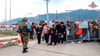 Auf dem Videostandbild des russischen Verteidigungsministeriums treffen ethnische Armenier in einem Lager der russischen Truppen in der Nähe von Stepanakert ein.