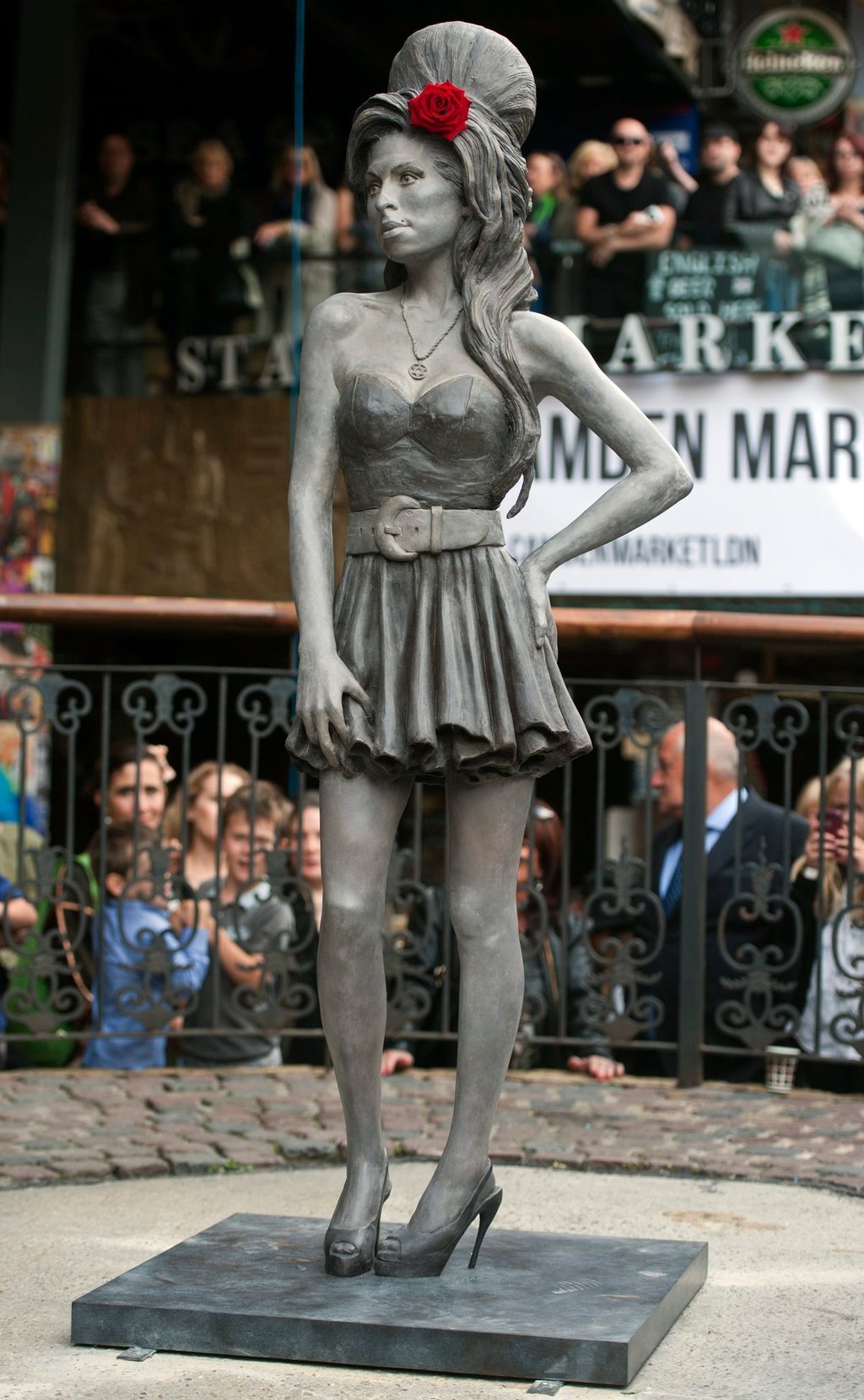 Eine Statue von Amy Winehouse auf dem Stables Market im Londoner Camden Town.