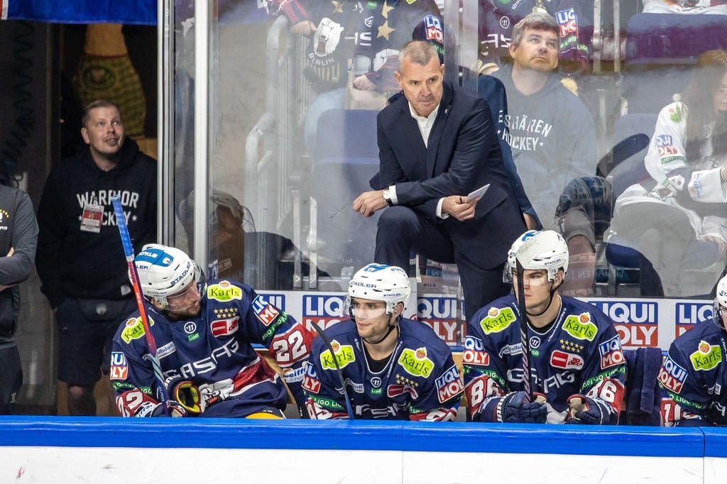 Cheftrainer Serge Aubin von den Eisbären Berlin verfolgt das Spiel.