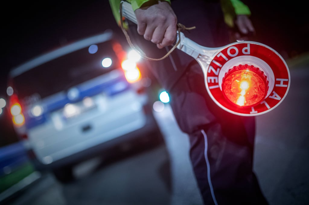 Polizisten halten in Wittenberg ein Auto mit betrunkener Fahrerin an.