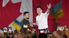 Kanadas Präsident Justin Trudeau (r)und der ukrainische Präsident Wolodymyr Selenskyj bei einer Kundgebung in der Fort York Armoury.