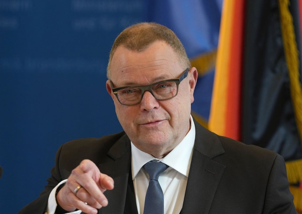 Brandenburgs Innenminister Michael Stübgen (CDU) spricht während einer Pressekonferenz.