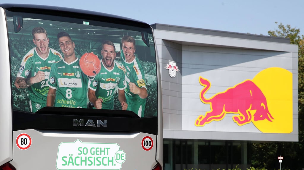 Der Bus der Handballer am Cottaweg neben dem Logo von Red Bull.
