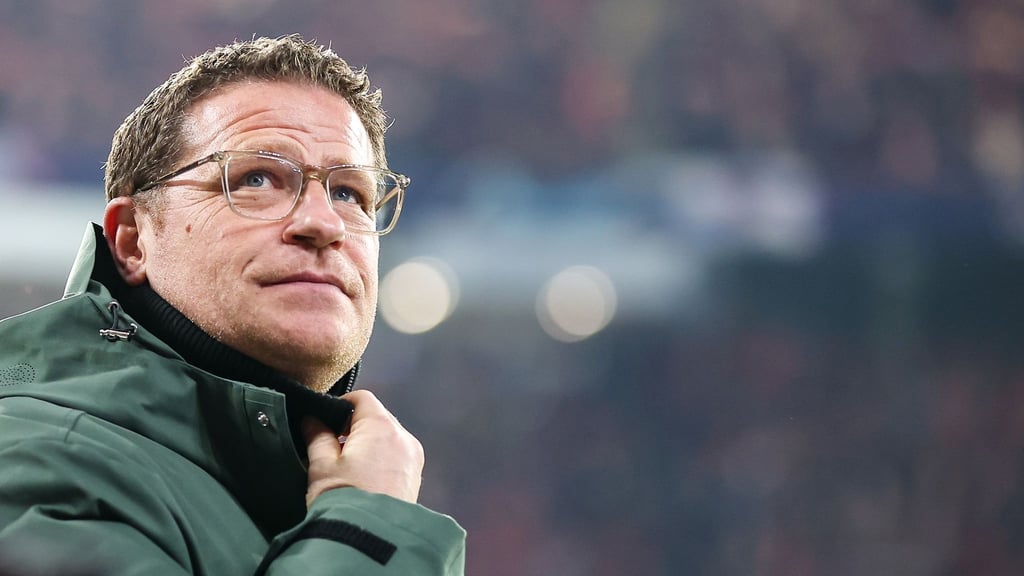 RB Leipzigs Sportchef Max Eberl steht im Stadion.