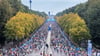 Die Läufer der ersten Welle starten auf der Straße des 17. Juni zum BMW Berlin Marathon.