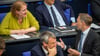 Finanzminister Christian Lindner (FDP) spricht im Bundestag mit Familienministerin Lisa Paus (Grüne).