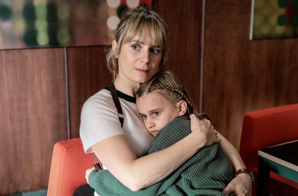 Die junge Zeugin traut nur ihrer Retterin: Kommissarin Isabelle Grandjean (Anna Pieri Zuercher) und Ella Perrier (Maura Landert).