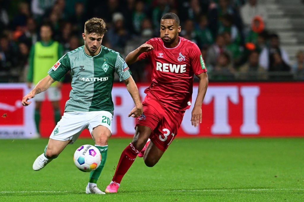 Bremens Romano Schmid (l) und Kölns Linton Maina kämpfen um den Ball.