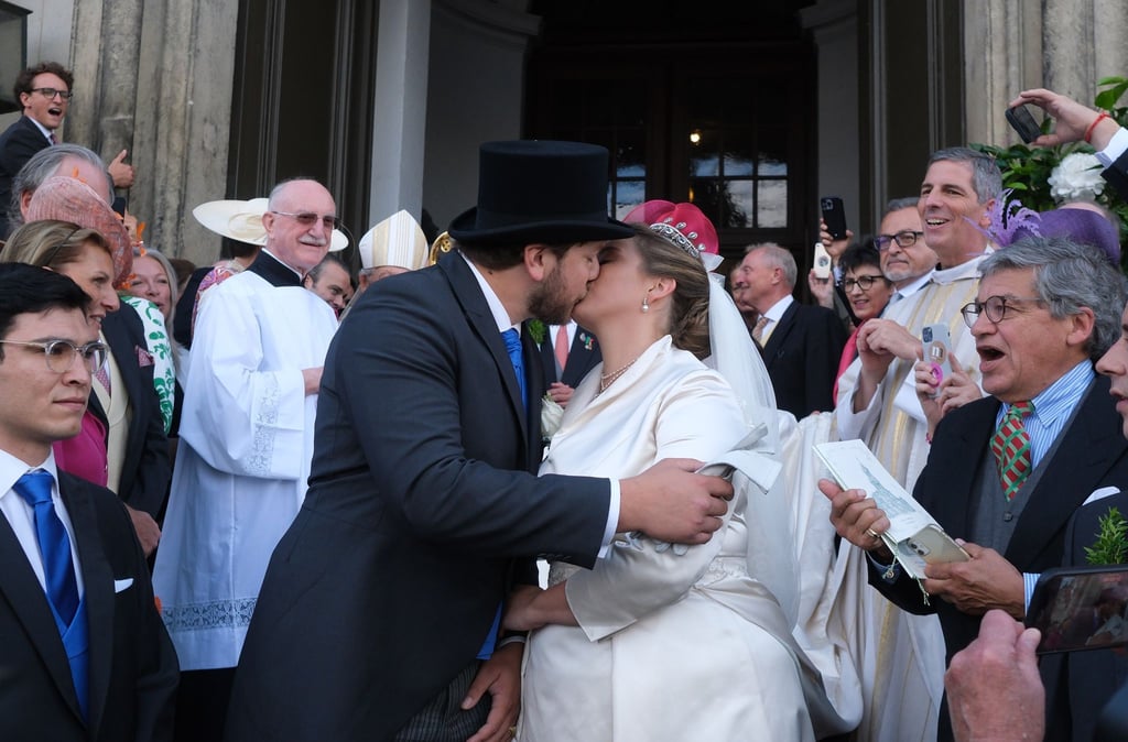 Maria Teresita Prinzessin von Sachsen und Beryl Alexandre de Saporta küssen sich nach der Trauung.