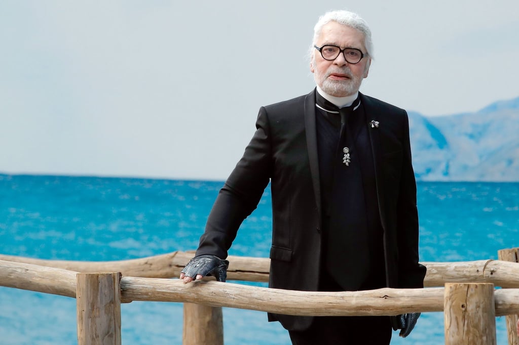 Der Modedesigner Karl Lagerfeld 2018 bei der Präsentation der Chanel-Modekollektion Frühjahr/Sommerkollektion 2019.