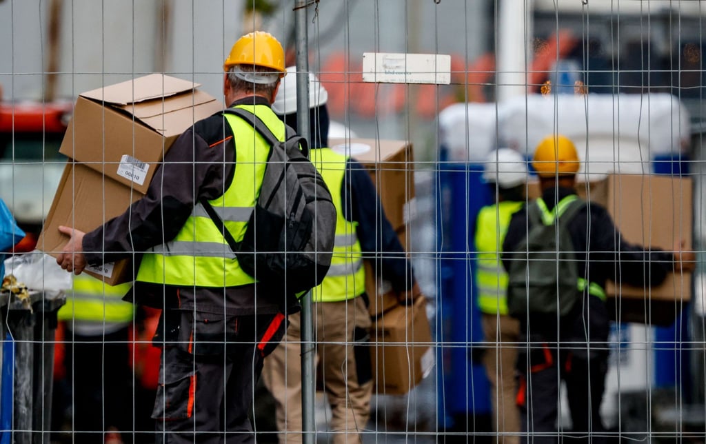 Arbeiter bringen Material auf eine Baustelle (Symbolbild). „Der Wirtschaftsabschwung hat sich in Deutschland festgesetzt. Das macht sich auch auf dem Arbeitsmarkt bemerkbar“, stellt das IAB fest.