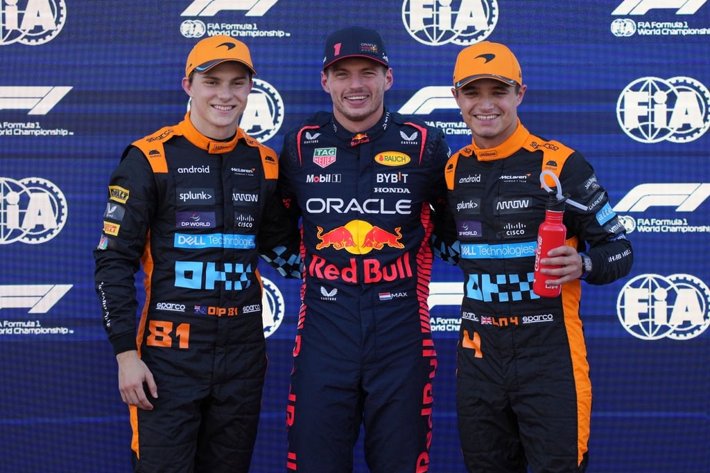 Max Verstappen (M) gewann das Qualifying vor den McLaren-Piloten Oscar Piastri (l) und Lando Norris.