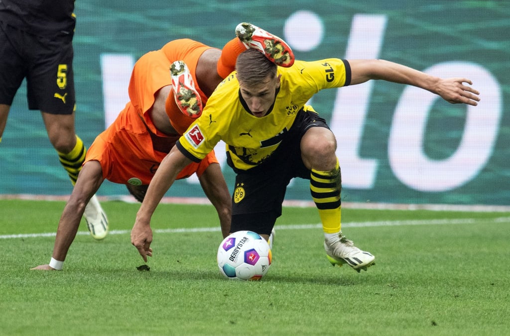 Dortmunds Nico Schlotterbeck (r) und Aster Vranckx von Wolfsburg in Aktion.