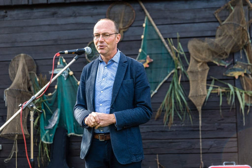 Landwirtschaftsminister Wolfram Günther (Grüne) spricht ein Grußwort zur Eröffnung der Lausitzer Fischwochen.