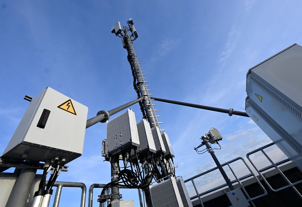 Ein 5G-Mobilfunk-Mast von Vodafone steht auf einem Hochhaus.