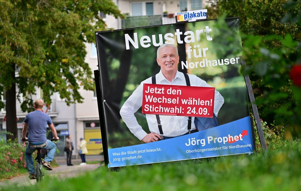 Ein Wahlplakat von Jörg Prophet, AfD-Kandidat für die Oberbürgermeister-Wahl in Nordhausen, steht in der Innenstadt.